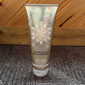 Bath & Body Works Snowflakes & Cashmere Body Cream